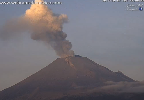 Exhalación con ceniza del volcán Popocatépetl
