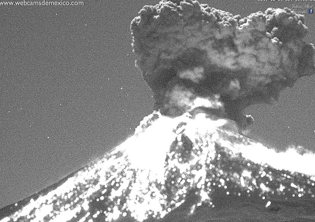 Explosión del volcán Popocatépetl con material incandescente