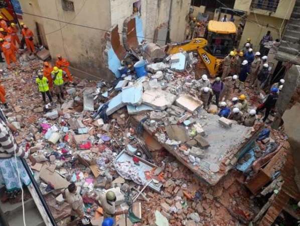Explosión de gas derrumba edificio en India; hay siete muertos
