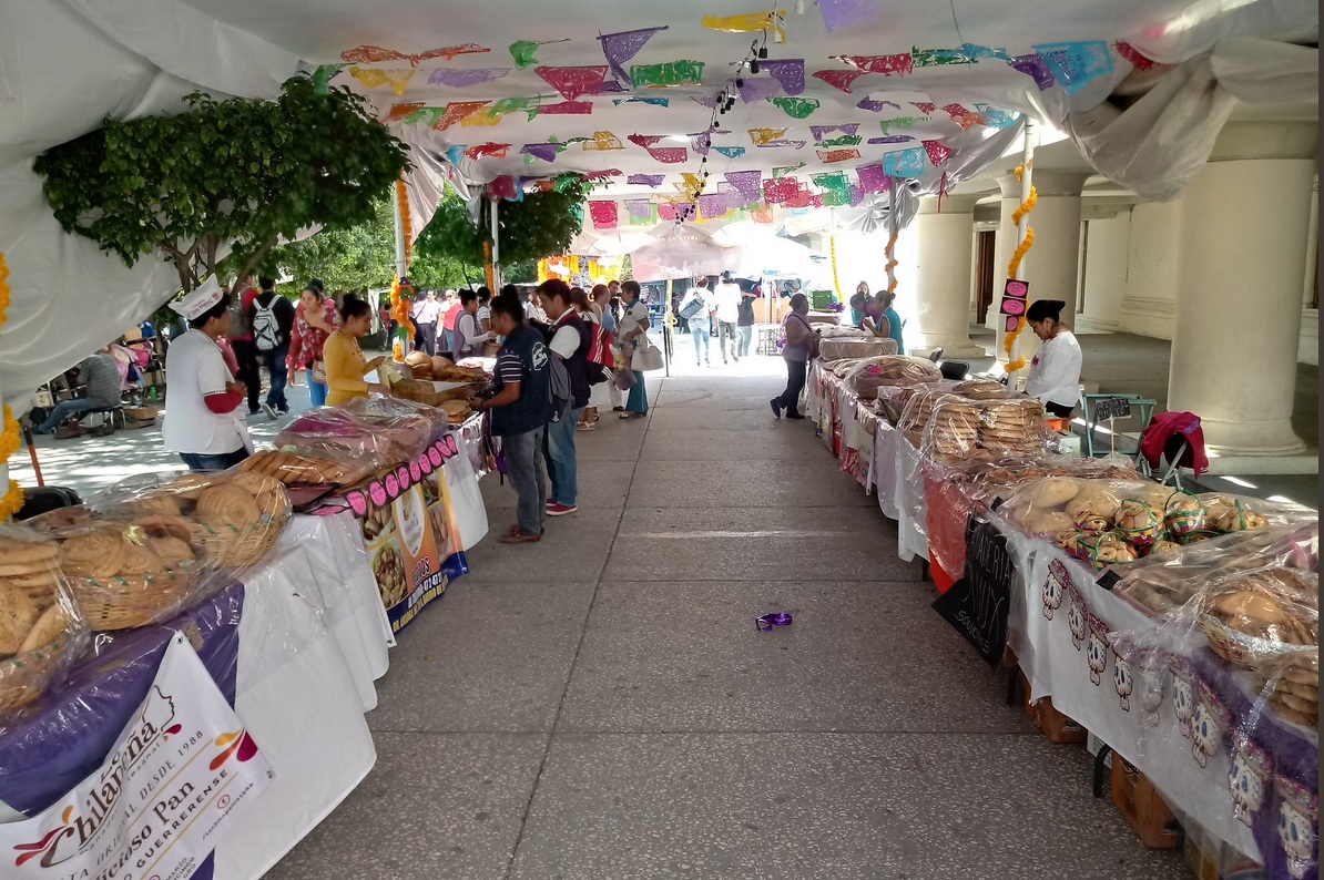Instalan Festival del Pan de Muerto en el zócalo de Chilpancingo
