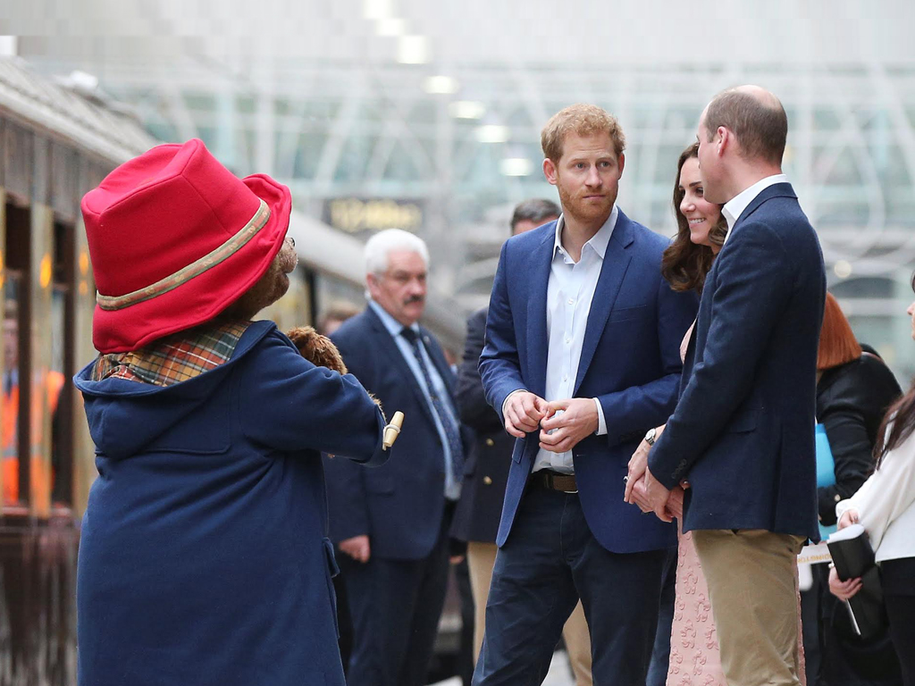 El oso Paddington con los duques de Cambridge y el príncipe Enrique