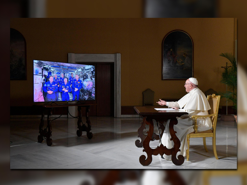El papa Francisco habla con los miembros de la EEI