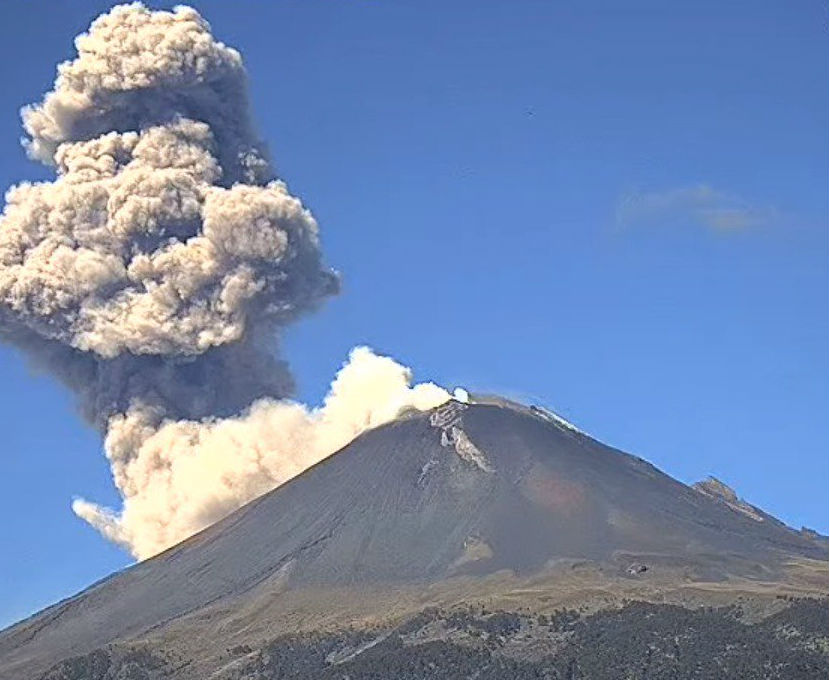 Fumarola del volcán Popocatéptl de 1.5 kilómetros