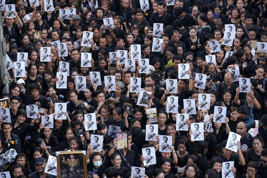 Miles personas se reúnen despedir rey Tailandia
