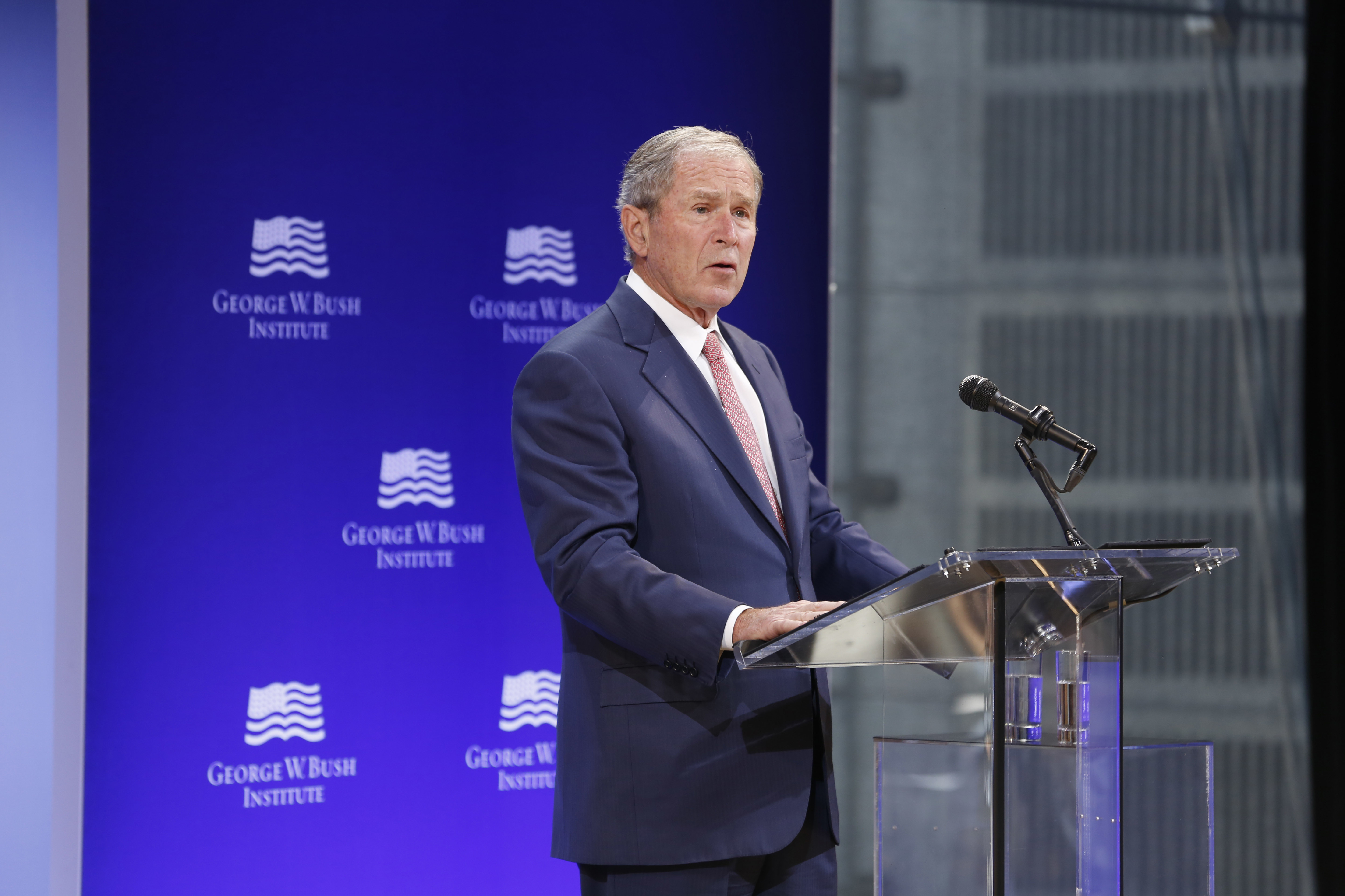 George W Bush denuncia aislacionismo Estados Unidos era Trump