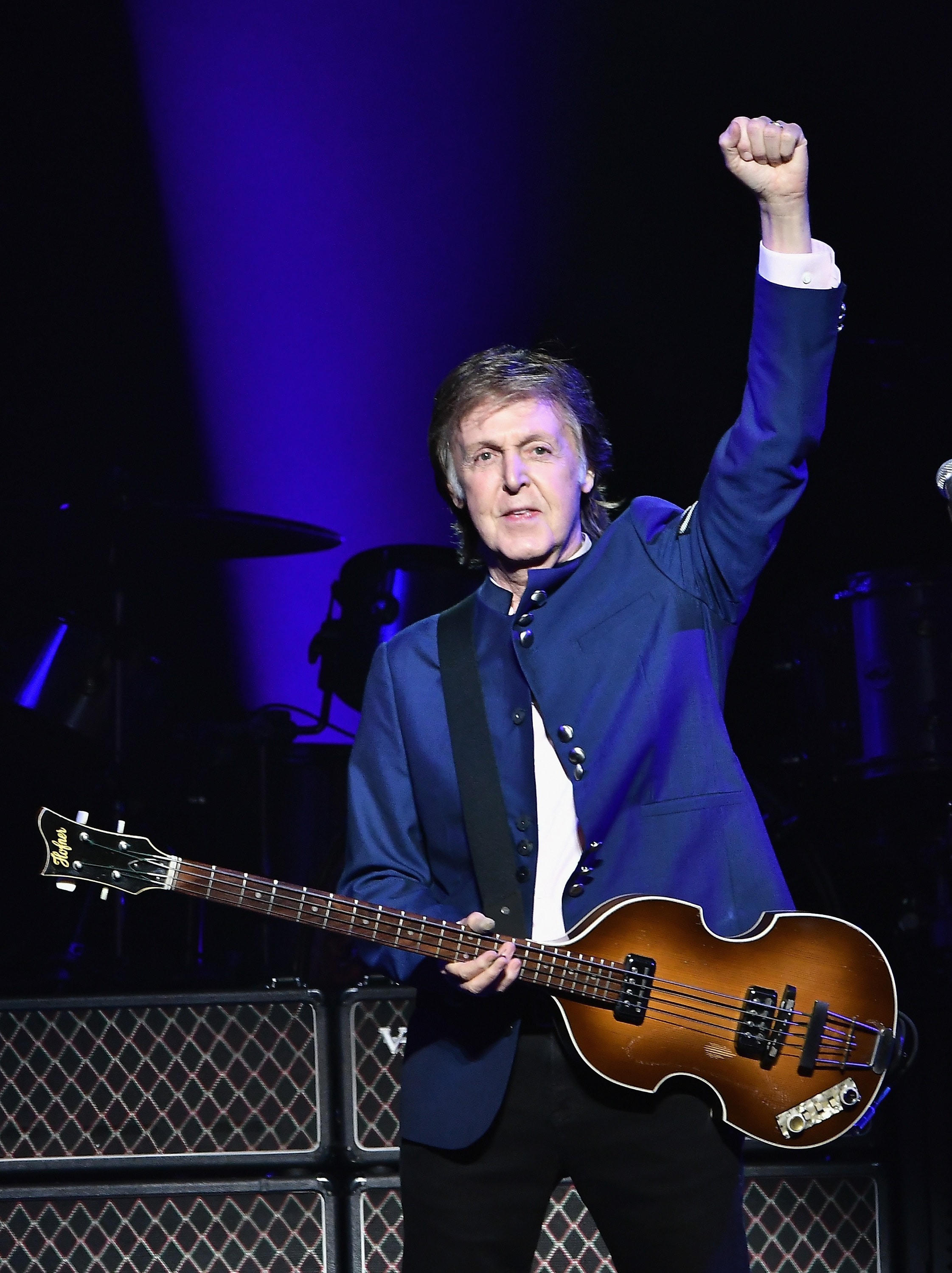 McCartney con puño en alto