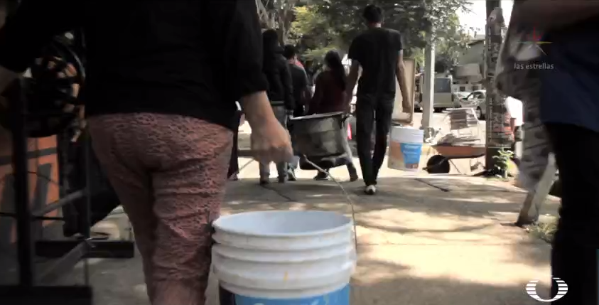 Habitantes de Xochimilco acarrean agua a un mes del sismo 19S