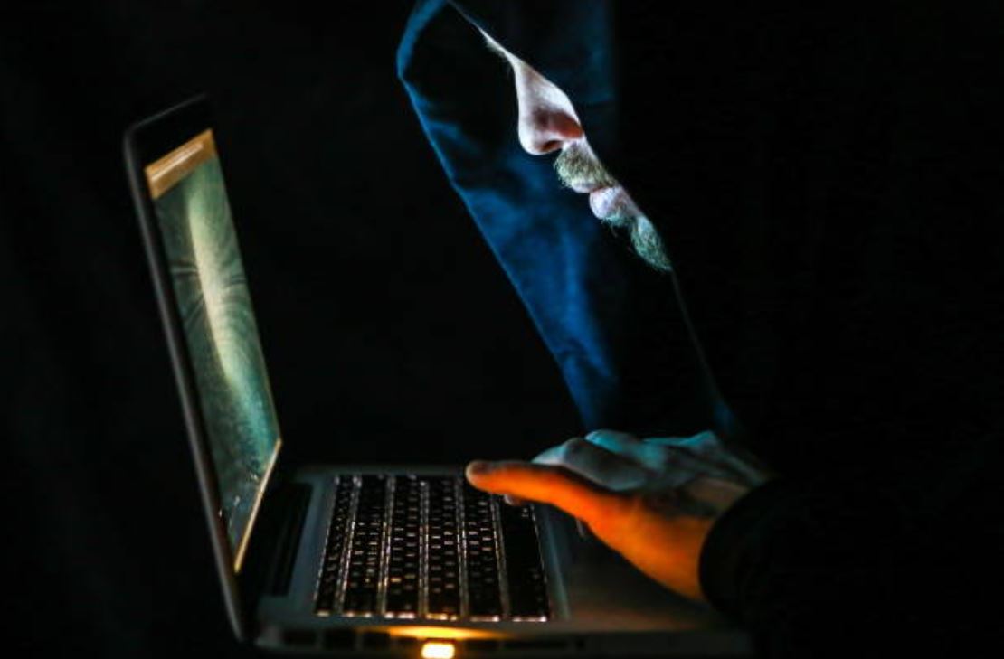 operadores informaticos hackean una computadora gettyimages