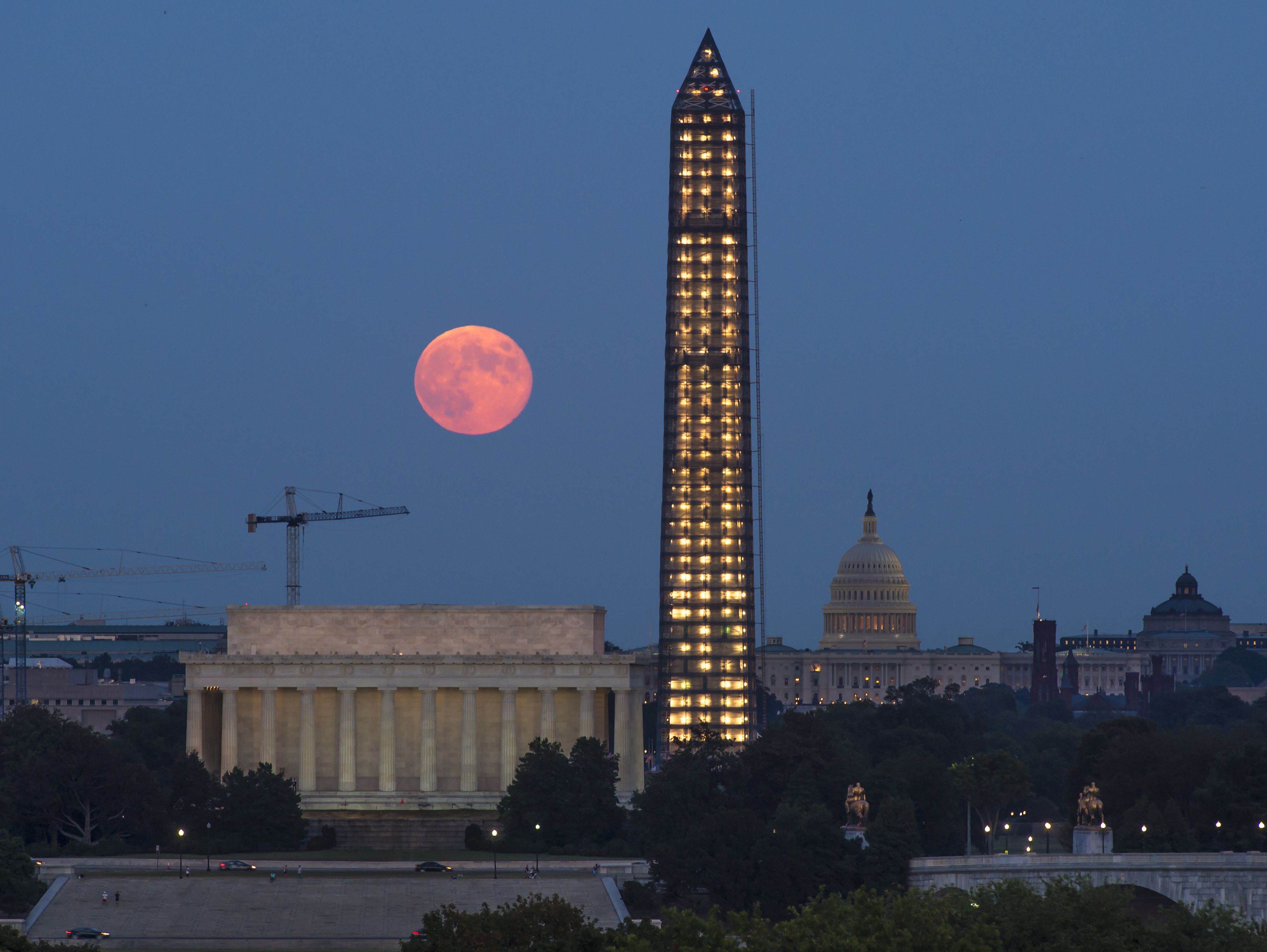 Harvest Moon o Luna de la Cosecha sobre el Lincoln Memorial