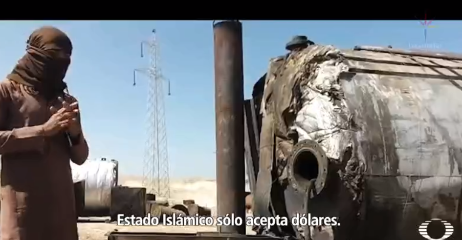 Hombre con máquina para refinar petróleo en territorio del Estado Islámico 