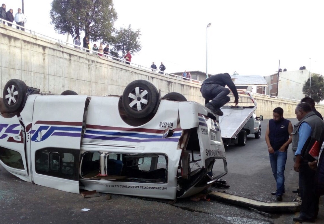 Cae unidad de transporte público desde puente en Apizaco, Tlaxcala; tres heridos
