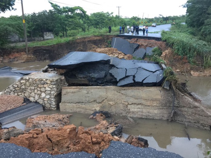 colapsa carretera en oaxaca fuertes lluvias