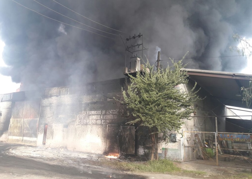 Se incendia bodega con pipas de combustible en Apatzingán
