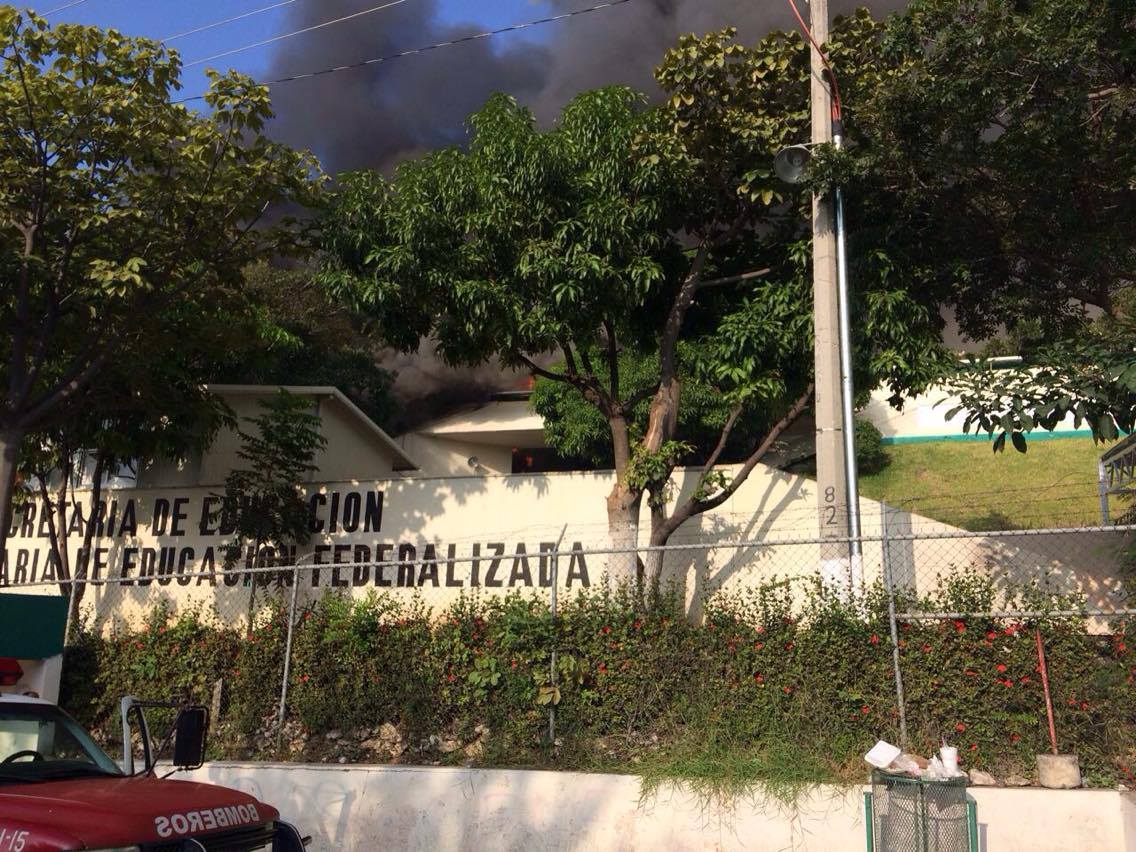 Normalistas vandalizan oficinas de Educación en Tuxtla Gutiérrez