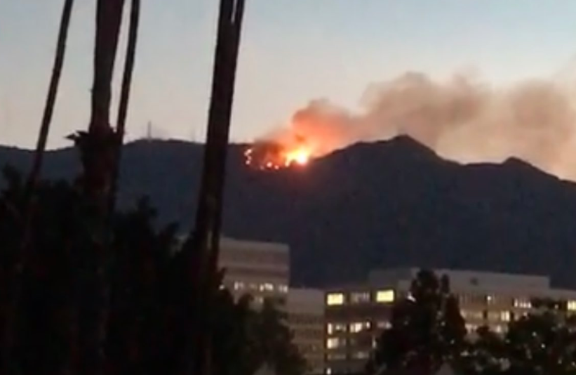 Evacuan observatorio Mount Wilson por incendio forestal en Los Angeles, California