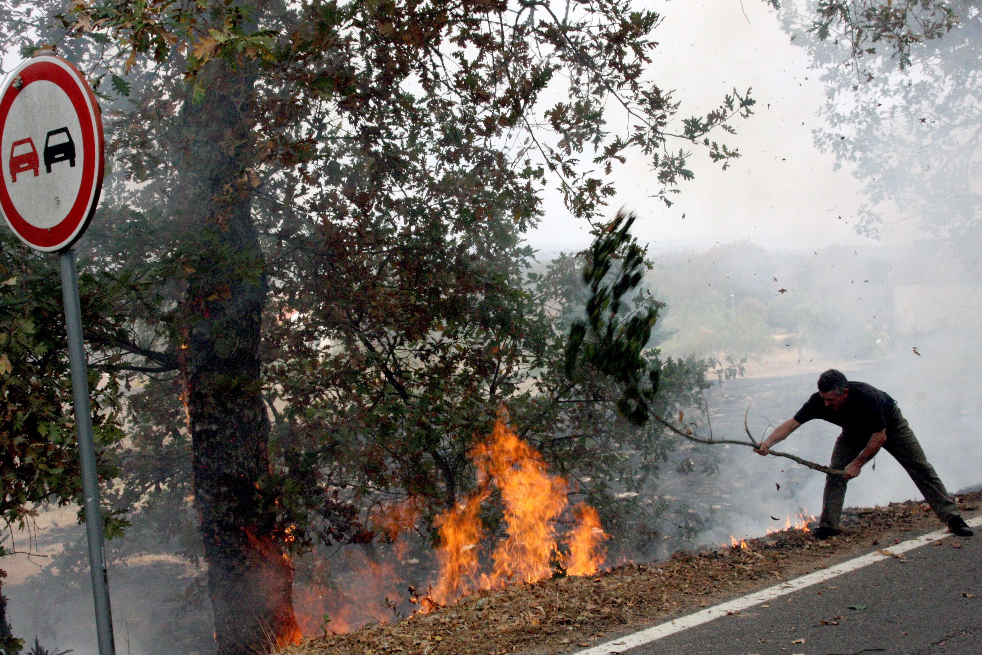 Incendio forestal en Almeidinha, Portugal, cerca de la frontera con Salamanca, España