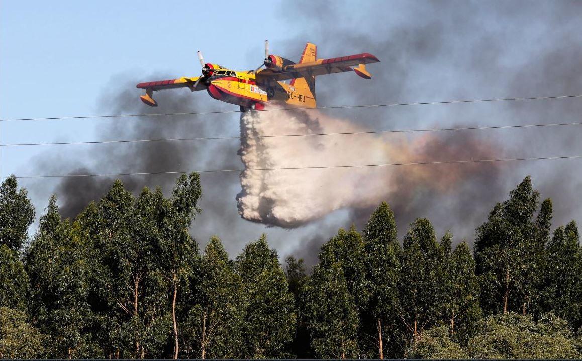 Más de mil bomberos combaten cuatro grandes incendios en Portugal