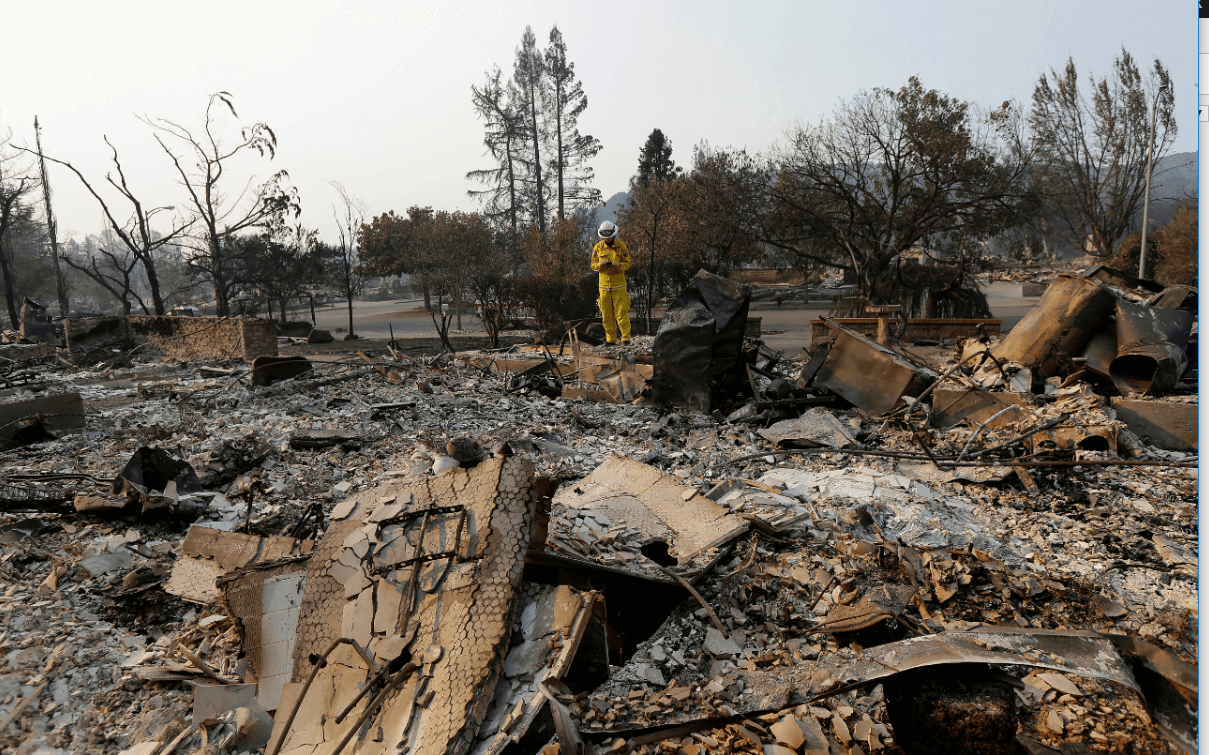 Incendios forestales arrasan viviendas en California