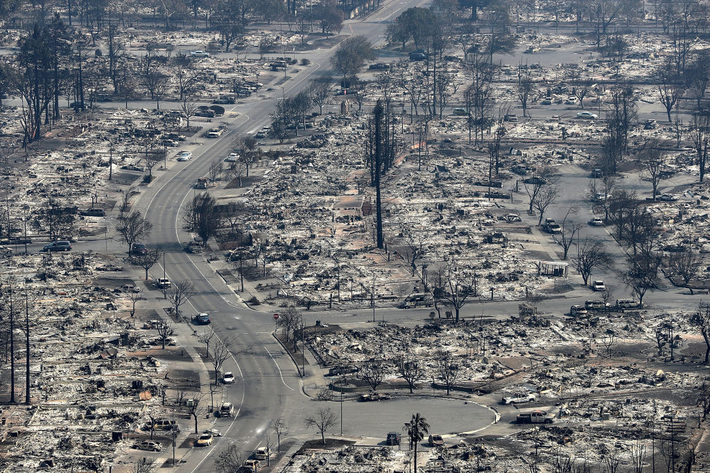 Gobernador California ordena reconstruir zonas devastadas incendios