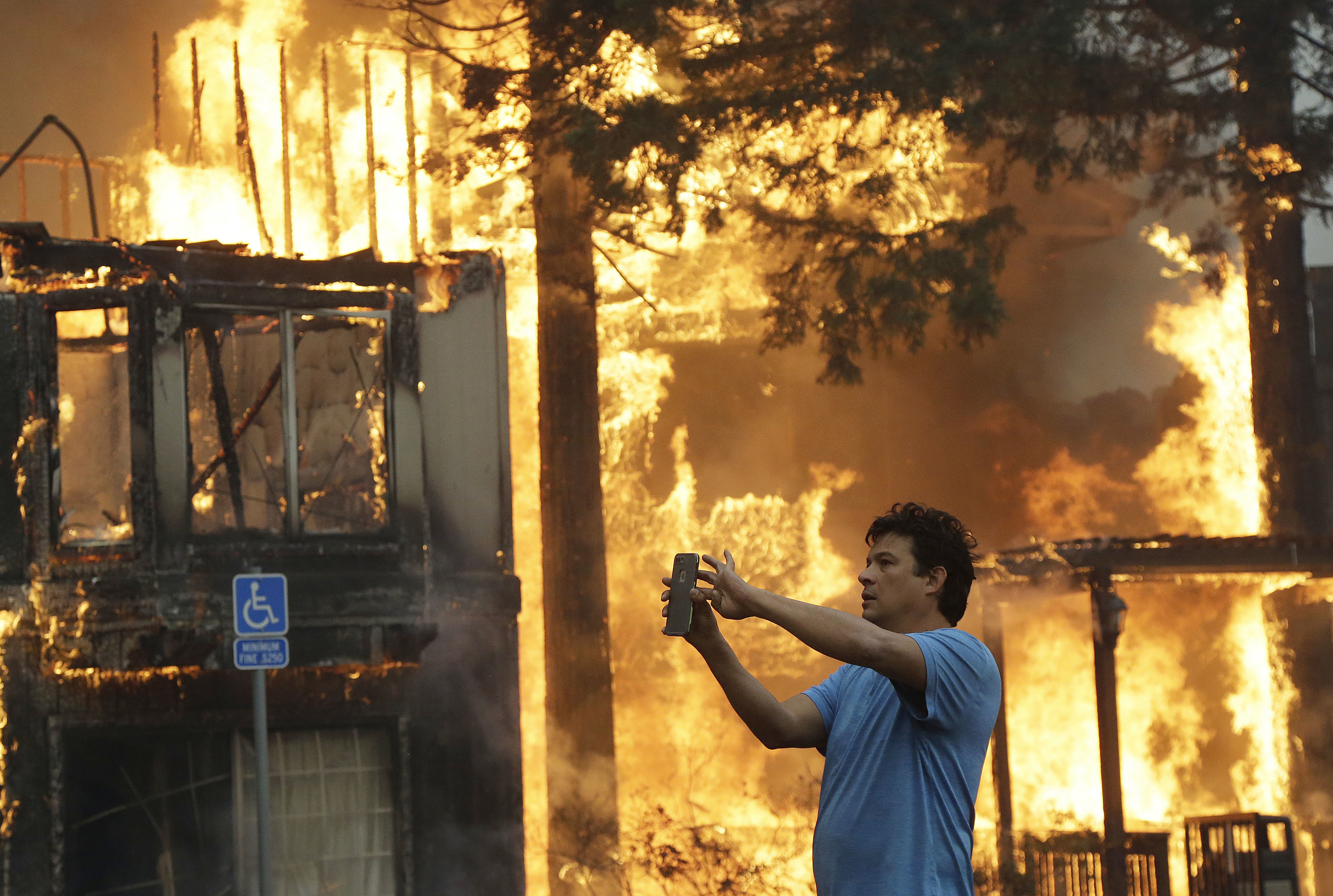 Devastadores incendios dejan muerto y dos heridos California