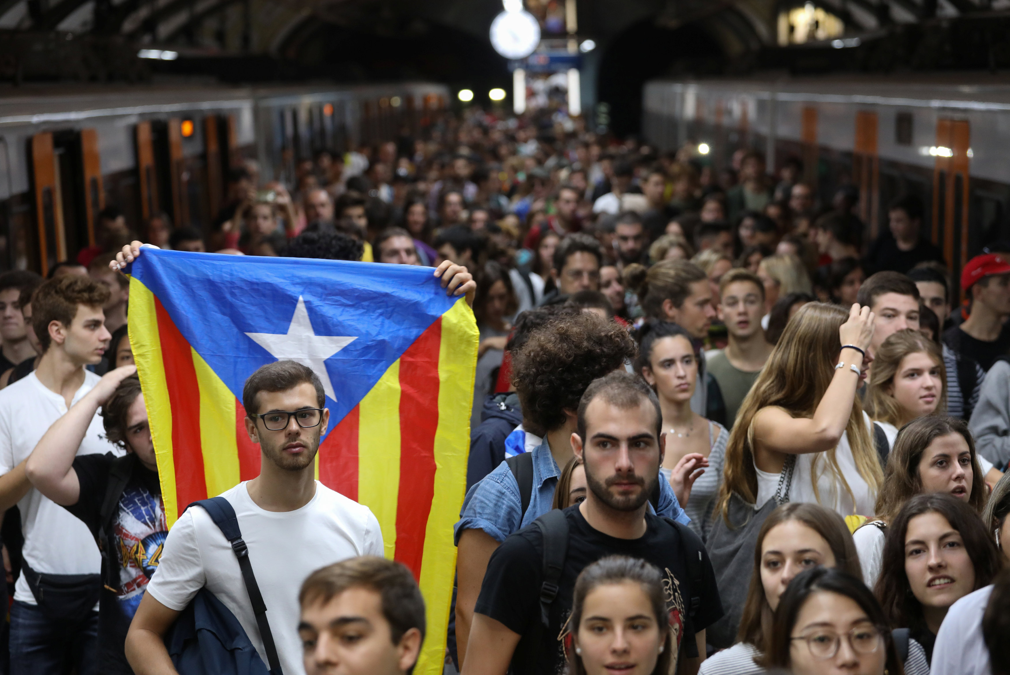 Miles catalanes van huelga y protestan violencia referéndum