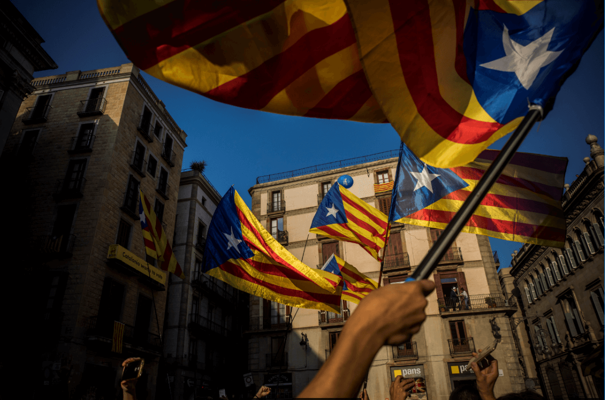 Independentistas catalanes ondean banderas en Barcelona