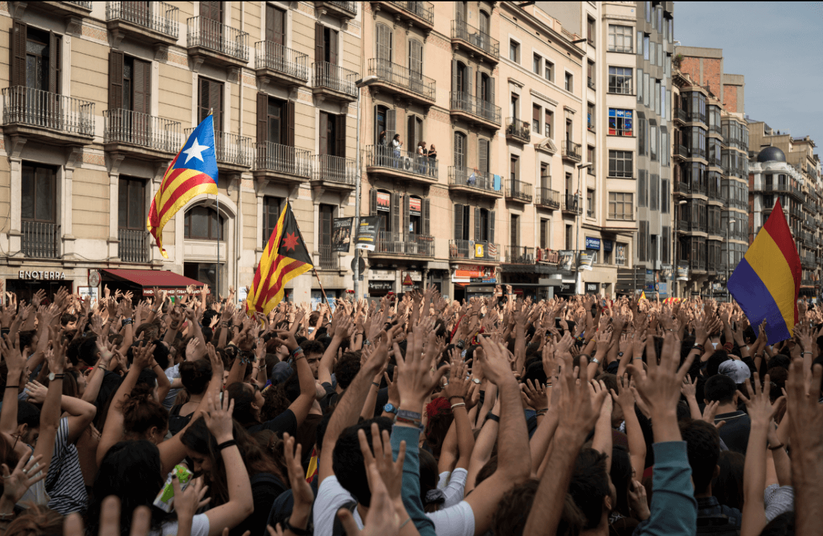 Independentistas marchan por las calles de Barcelona un día después del referéndum