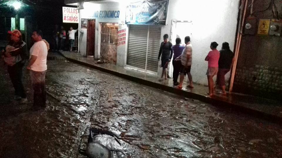 Desborda arroyo en Pichucalco, Chiapas; activan refugio temporal