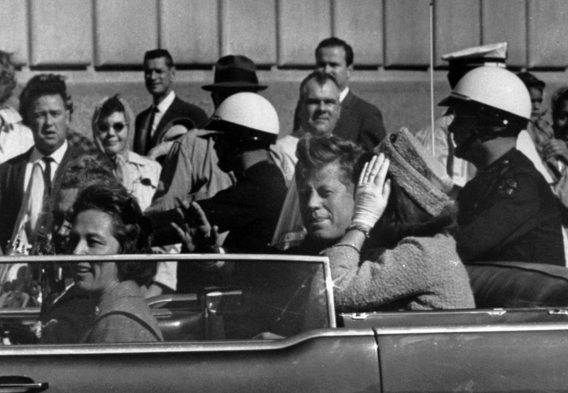 John F. Kennedy con su esposa Jackie en Dallas, en 1963