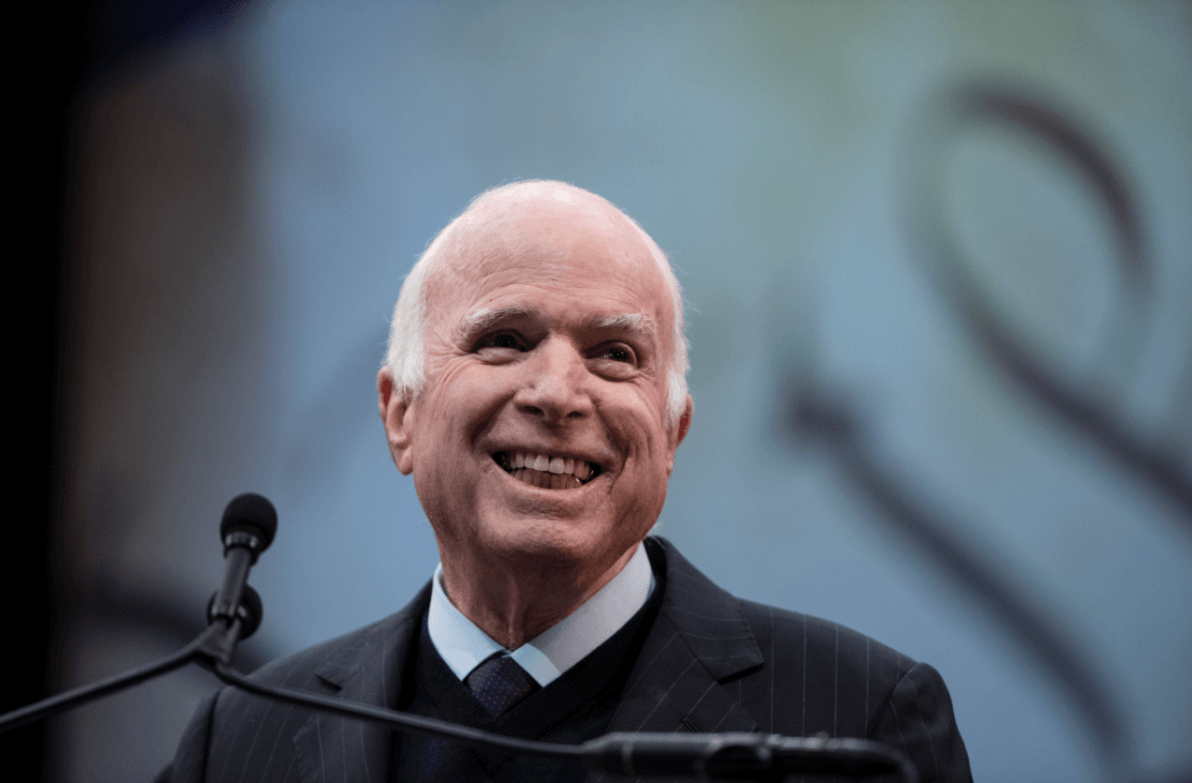 John McCain fue condecorado por sus años de servicio