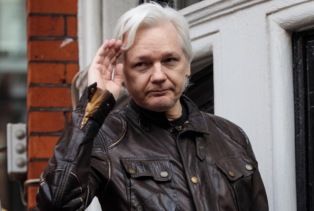 Julian Assange deja de dirigir WikiLeaks