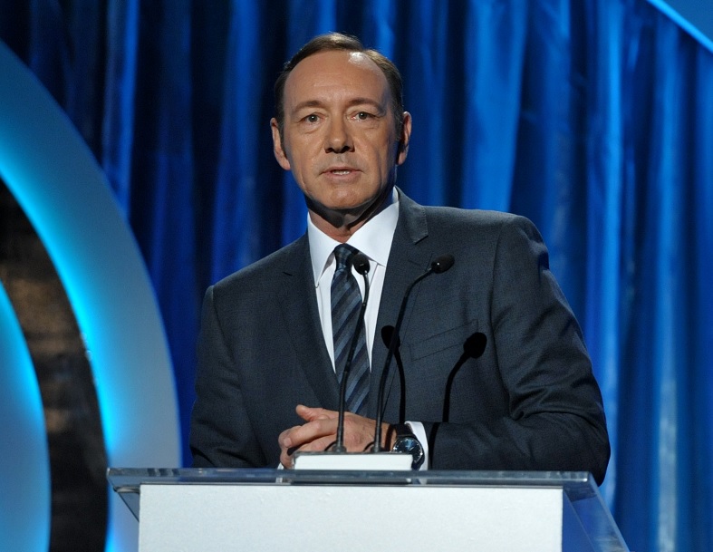 Retiran Emmy honorífico a Kevin Spacey tras acusaciones de acoso