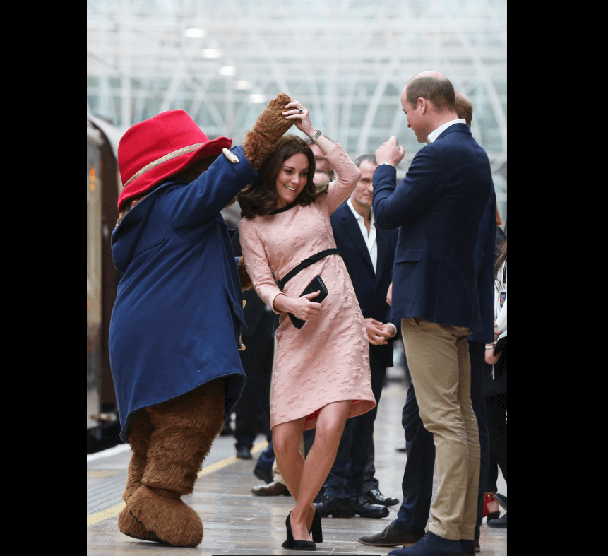 La duquesa de Cambridge bailó con el oso Paddington