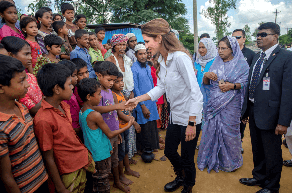 La reina Rania de Jordania saluda a un grupo de niños de la etnia rohinyá