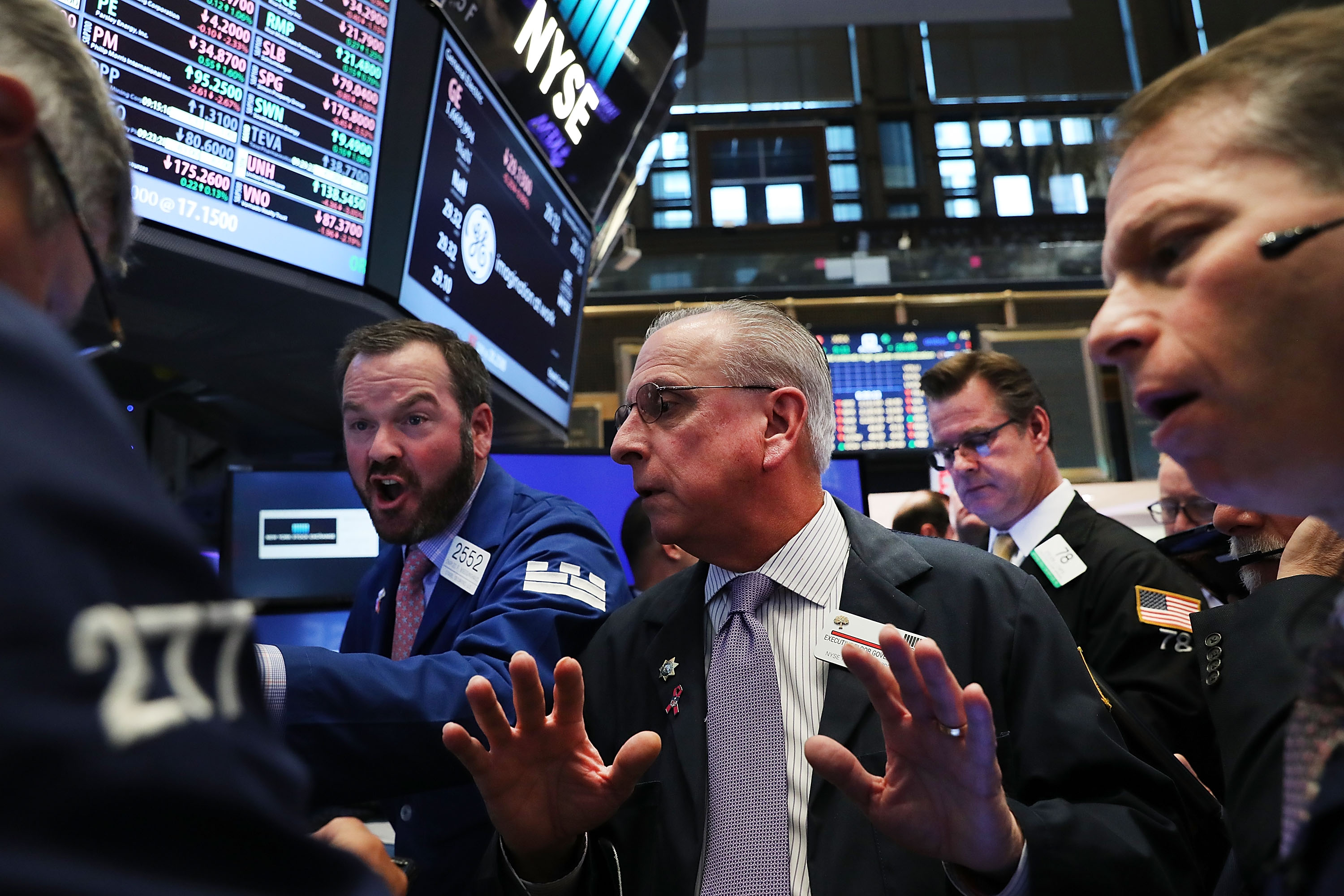 Las acciones en Wall Street operan mixtas