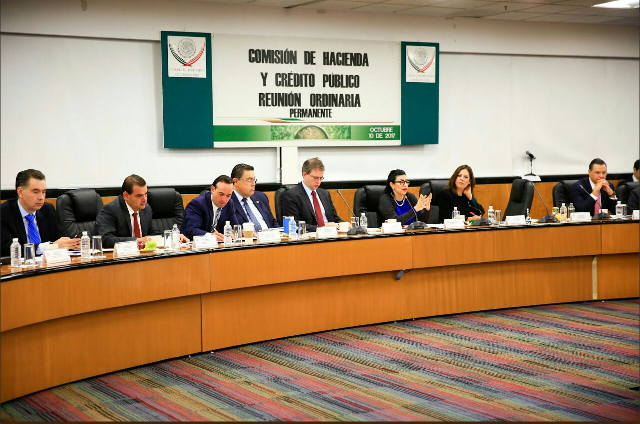 Los subsecretarios Vanessa Rubio y Miguel Messmacher revisan el paquete económico.