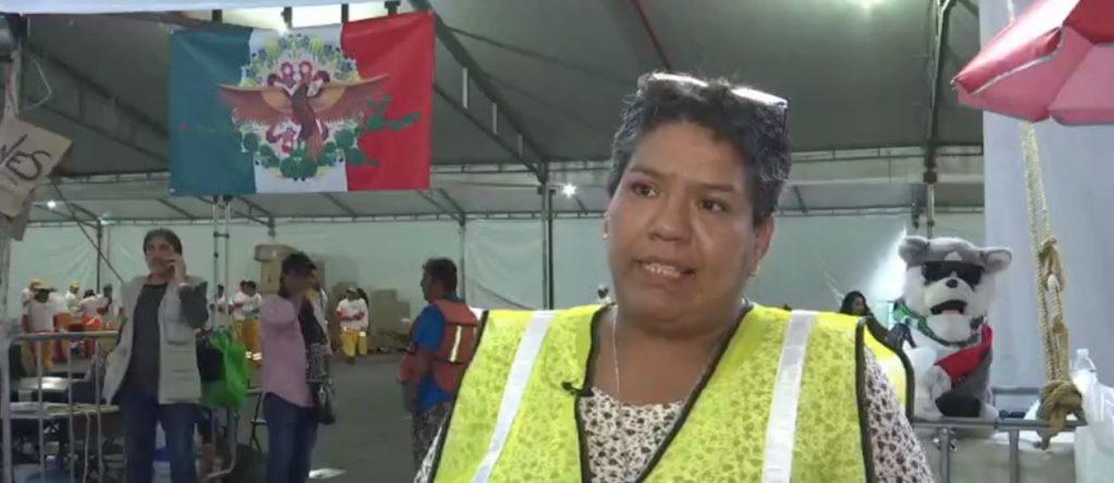 Lupita Muñoz, voluntaria de Tepito en centro de acopio