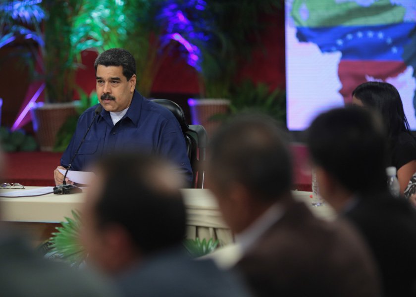 Maduro celebra que gobernadores opositores juramenten Constituyente