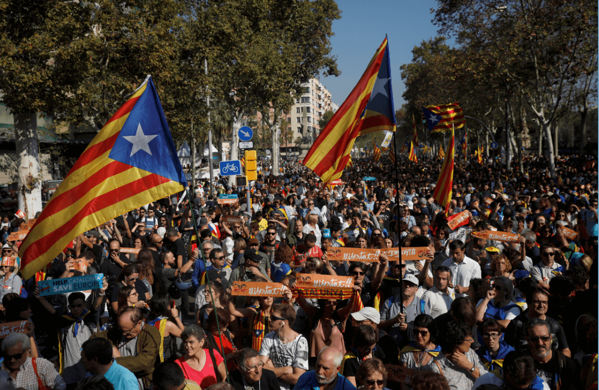 Manifestantes sostienen banderas catalanas durante una manifestación frente al parlamento catalán