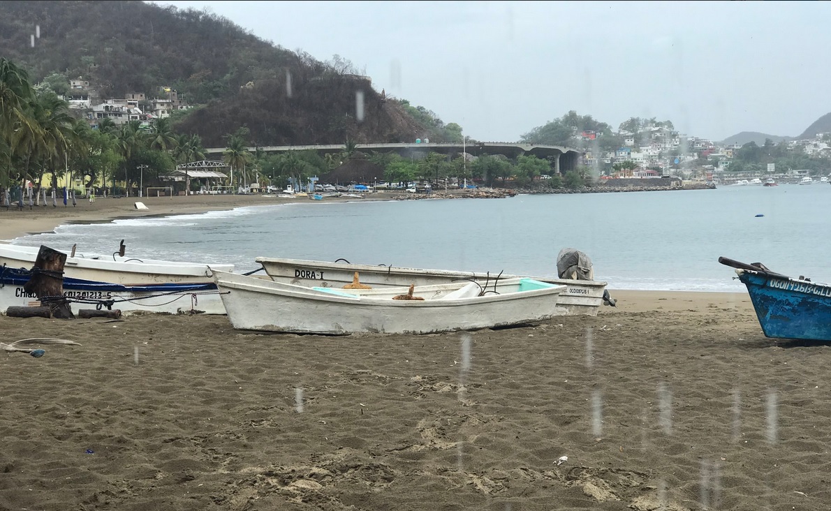 Marejadas erosionan playas del puerto de Manzanillo, Colima