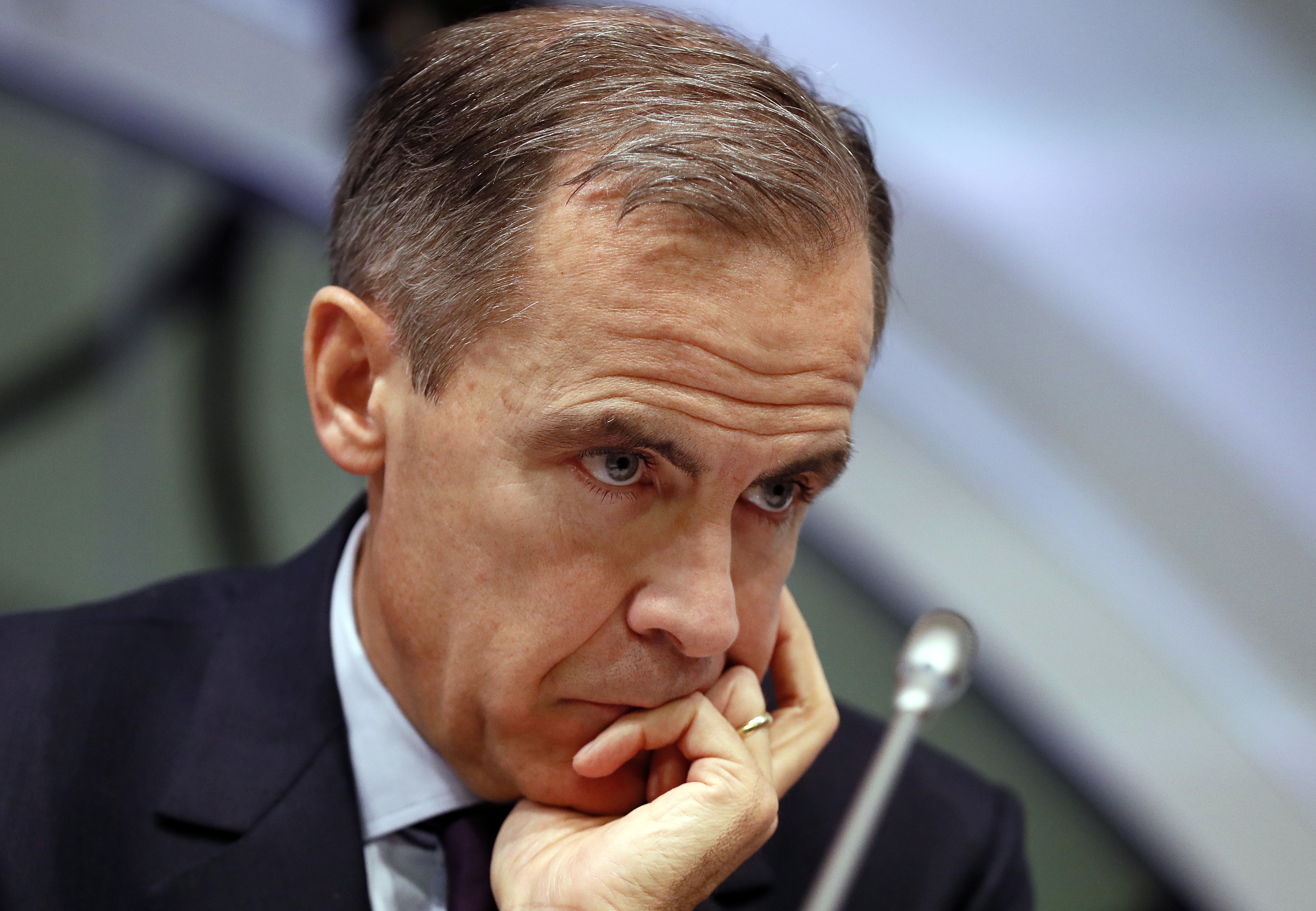 Gobernador del BoE llama a bancos a reunir deuda de rescate