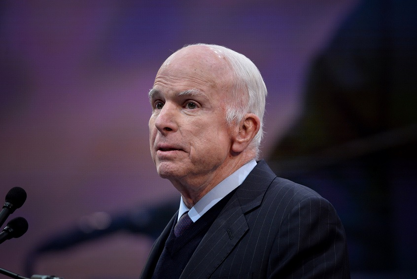 McCain critica veladamente a Trump por no ir a la guerra de Vietnam