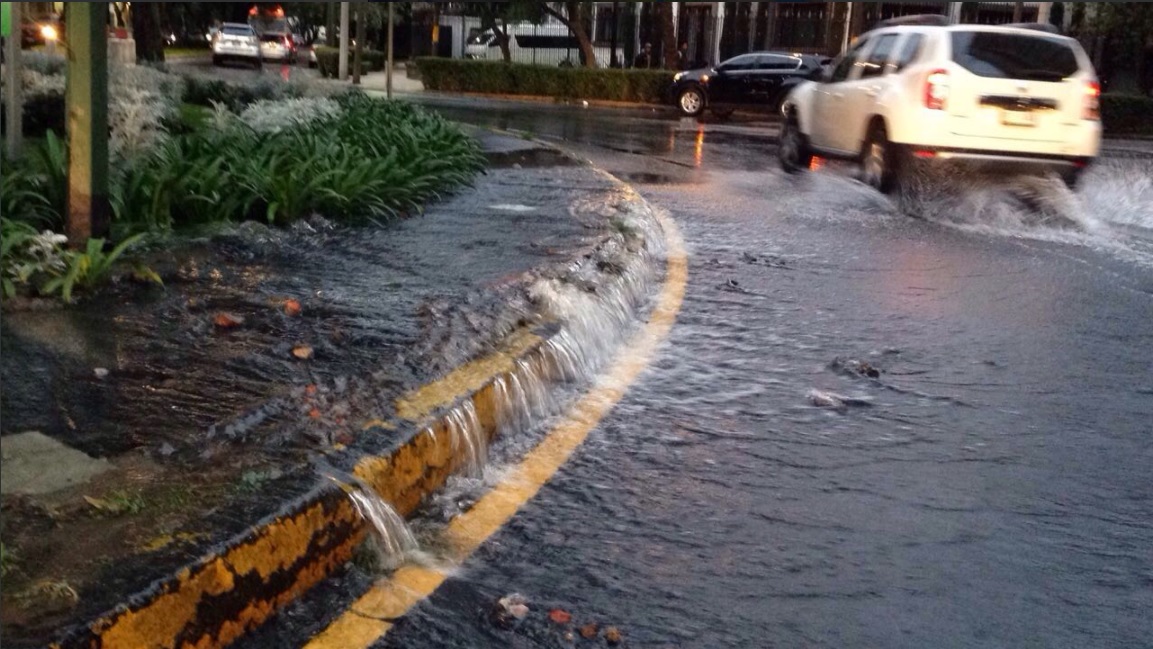 mega fuga de agua afecta calles de polanco cdmx
