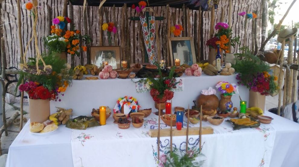 Construyen altares en plazas de Mérida para celebrar el Día de Muertos
