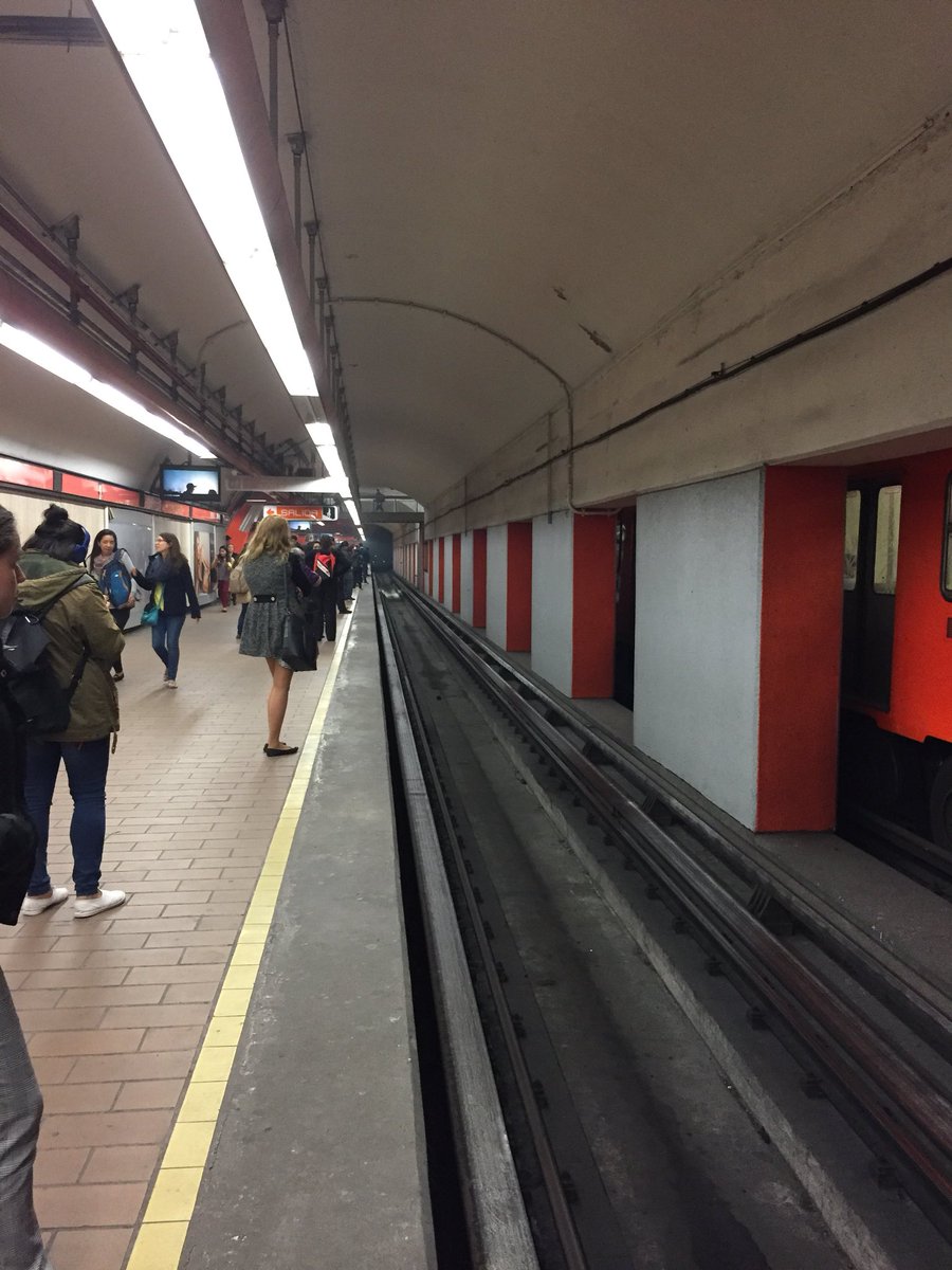Zapatas pegadas generan humareda Metro Auditorio