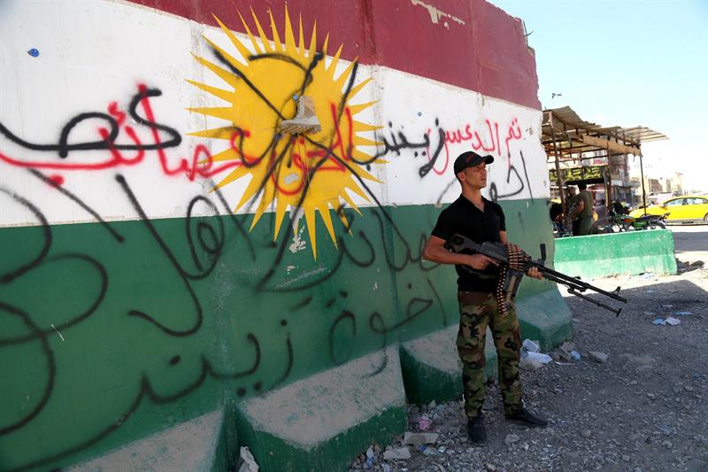 Fuerzas de Movilización Popular iraquíes patrullan calles al sur de Kirkuk