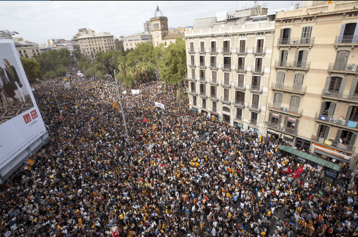 Miles de personas protestan en Barcelona