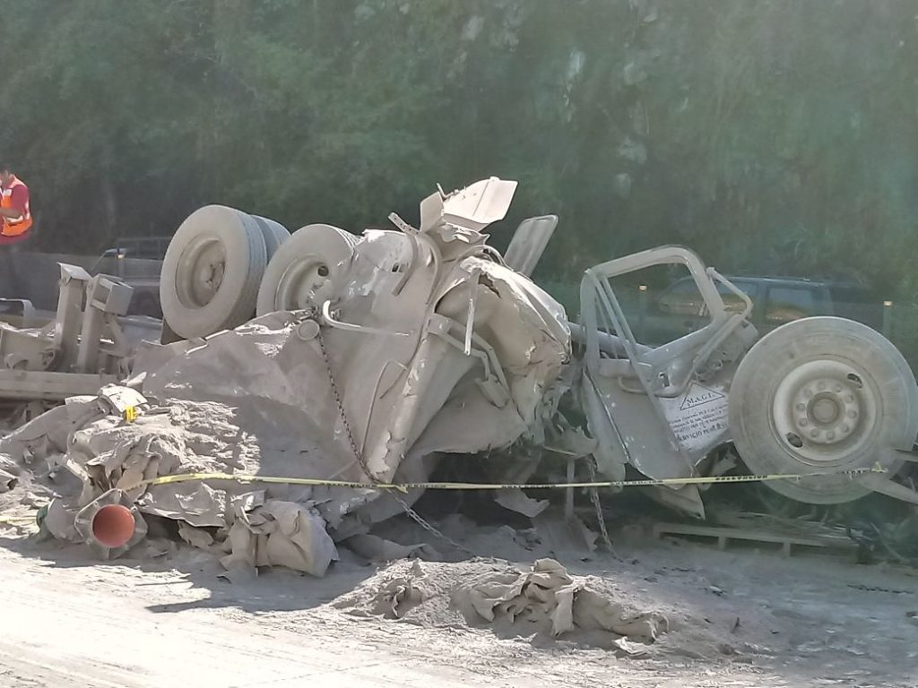 Mueren dos personas tras volcar tráiler con cemento en la Autopista del Sol