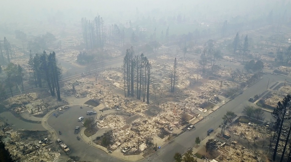 Incendios dejan 21 muertos y edificios destruidos California