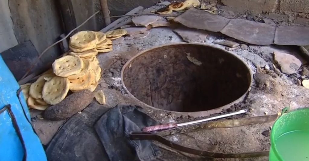 Mujeres de Juchitán reinician elaboración de totopos pese a hornos destruidos.